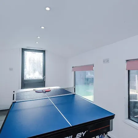 Stunning 3 Bedroom In Stretford, Game Room, Summer House, Smart Tv, Driveway * Manchester
