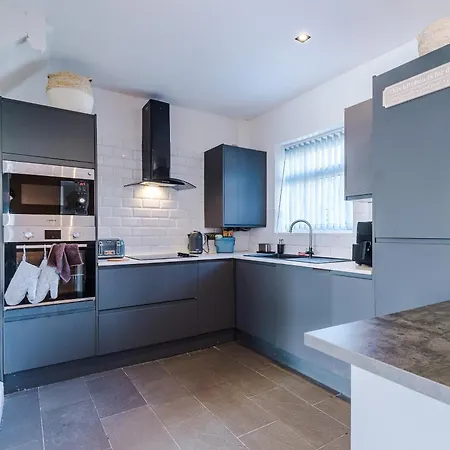 Stunning 3 Bedroom In Stretford, Game Room, Summer House, Smart Tv, Driveway