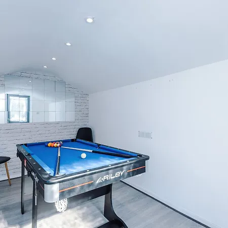 Stunning 3 Bedroom In Stretford, Game Room, Summer House, Smart Tv, Driveway Apartment
