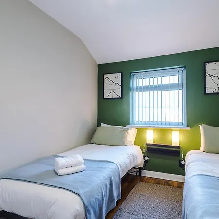 Apartment Stunning 3 Bedroom In Stretford, Game Room, Summer House, Smart Tv, Driveway