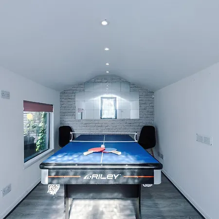 Stunning 3 Bedroom In Stretford, Game Room, Summer House, Smart Tv, Driveway *