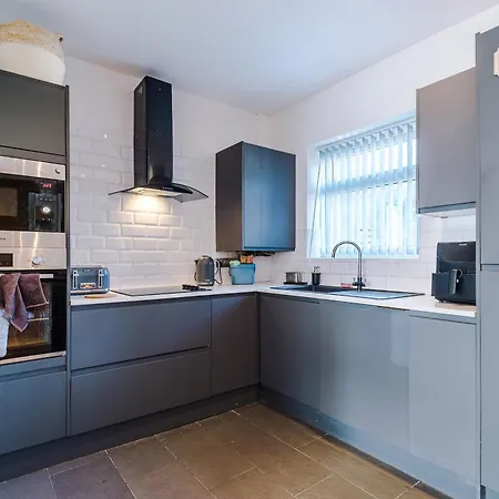 Stunning 3 Bedroom In Stretford, Game Room, Summer House, Smart Tv, Driveway Apartment *