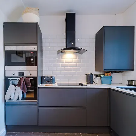 Stunning 3 Bedroom In Stretford, Game Room, Summer House, Smart Tv, Driveway Apartment Manchester