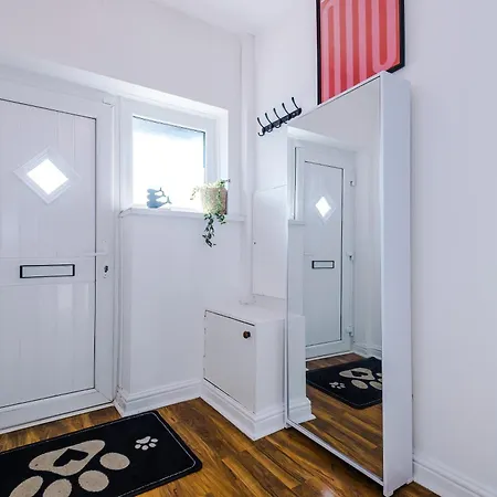 Stunning 3 Bedroom In Stretford, Game Room, Summer House, Smart Tv, Driveway *