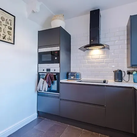 Stunning 3 Bedroom In Stretford, Game Room, Summer House, Smart Tv, Driveway Apartment Manchester