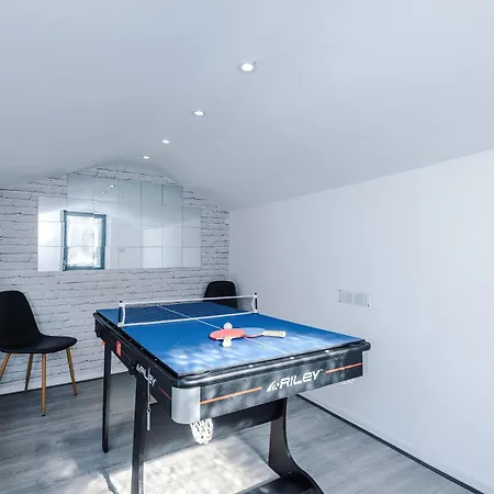 Stunning 3 Bedroom In Stretford, Game Room, Summer House, Smart Tv, Driveway * Manchester