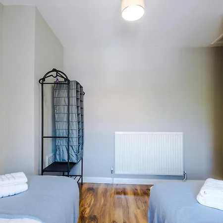 Apartment Stunning 3 Bedroom In Stretford, Game Room, Summer House, Smart Tv, Driveway *