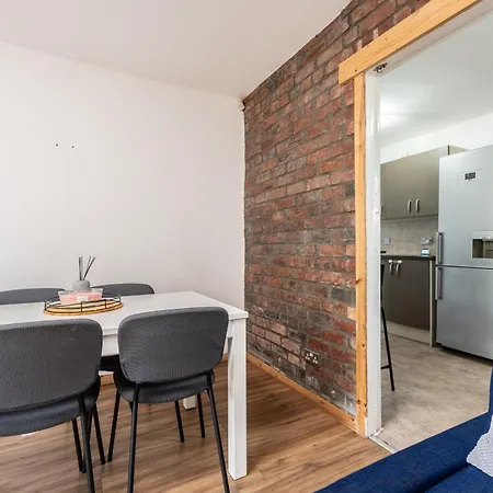 Long 3br House With Parking By Keenzchillz Hébergement de vacances Manchester