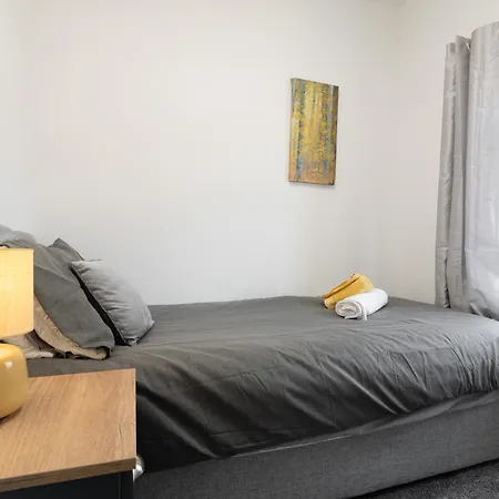 Long 3br House With Parking By Keenzchillz Hébergement de vacances *