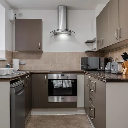 Hébergement de vacances Long 3br House With Parking By Keenzchillz Manchester