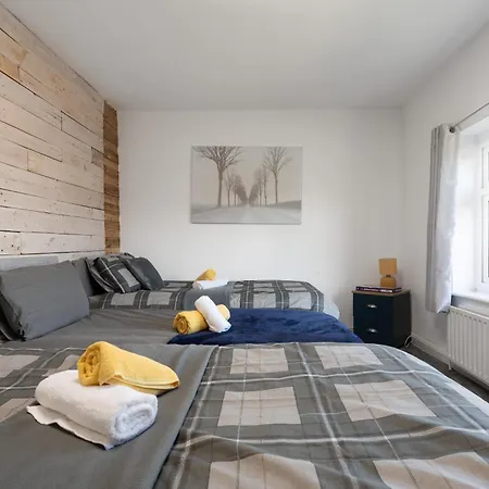 Long 3br House With Parking *