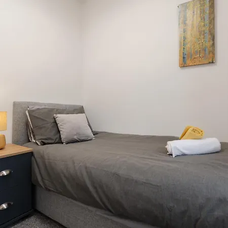 Long 3br House With Parking By Keenzchillz Manchester