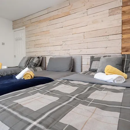Long 3br House With Parking By Keenzchillz Hébergement de vacances