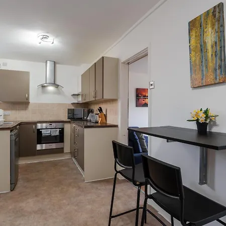 Hébergement de vacances Long 3br House With Parking By Keenzchillz Manchester