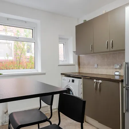 Hébergement de vacances Long 3br House With Parking By Keenzchillz *