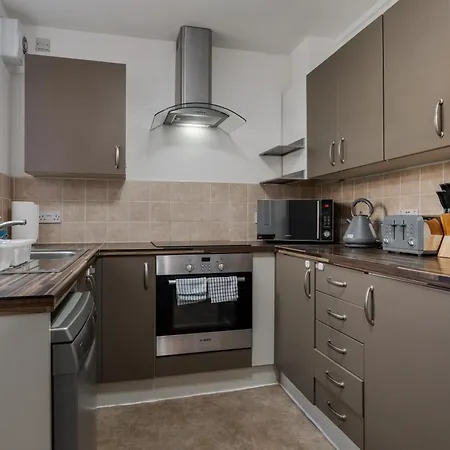 Long 3br House With Parking By Keenzchillz Hébergement de vacances Manchester