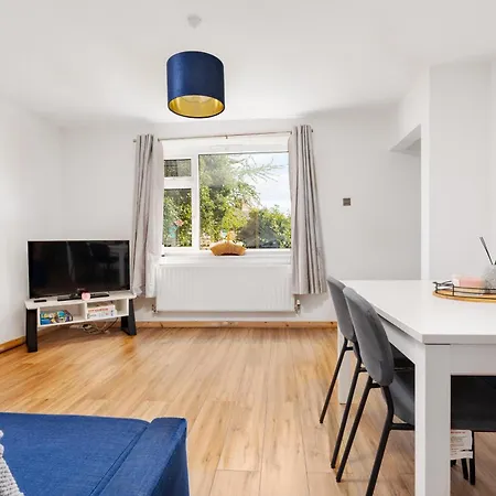 Long 3br House With Parking By Keenzchillz *