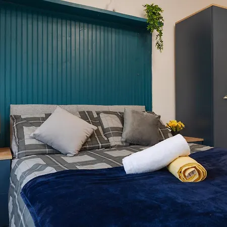 Long 3br House With Parking By Keenzchillz Manchester