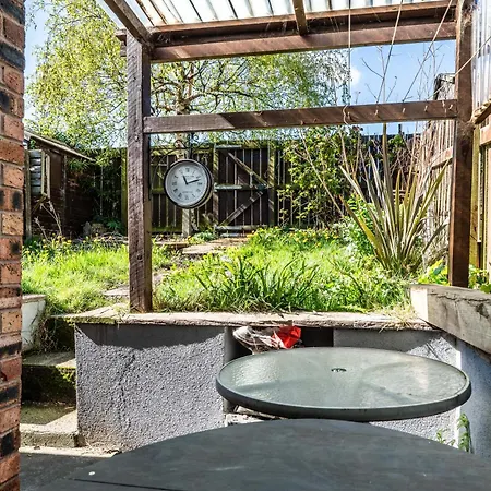 Long 3br House With Parking By Keenzchillz * Manchester