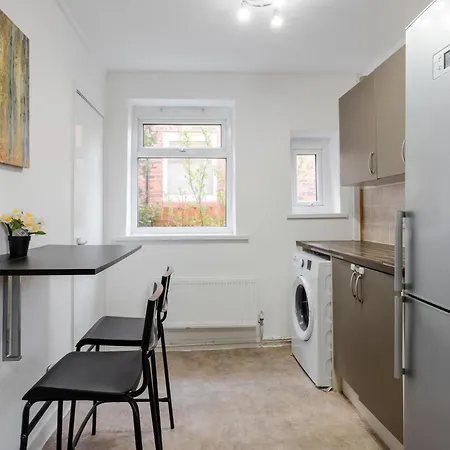 Hébergement de vacances Long 3br House With Parking By Keenzchillz *