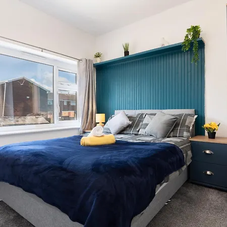 Long 3br House With Parking