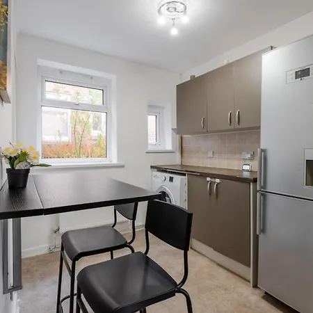 Hébergement de vacances Long 3br House With Parking By Keenzchillz *