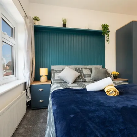 Hébergement de vacances Long 3br House With Parking By Keenzchillz Manchester
