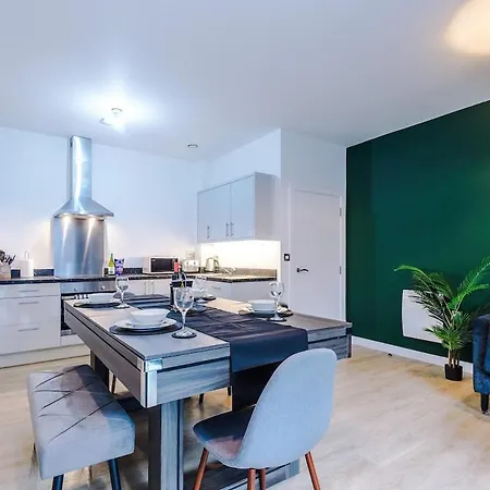 New, Luxe 2br, Manchester, Pool Table, Parking, Balcony, Ps4