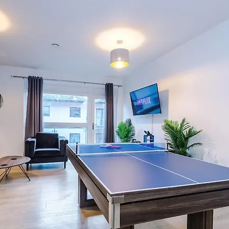 New, Luxe 2br, Manchester, Pool Table, Parking, Balcony, Ps4 Apartment