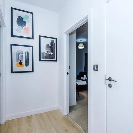 New, Luxe 2br, Manchester, Pool Table, Parking, Balcony, Ps4