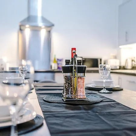 Apartman New, Luxe 2br, Manchester, Pool Table, Parking, Balcony, Ps4