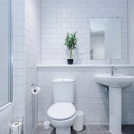 New, Luxe 2br, Manchester, Pool Table, Parking, Balcony, Ps4 Manchester