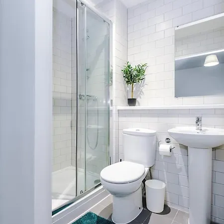 Apartment New, Luxe 2br, Manchester, Pool Table, Parking, Balcony, Ps4