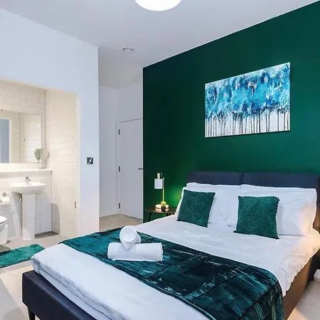 Apartment New, Luxe 2br, Manchester, Pool Table, Parking, Balcony, Ps4