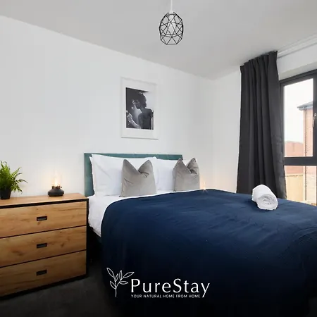 Stunning 5 Bed House By Purestay Short Lets & Serviced With Parking *
