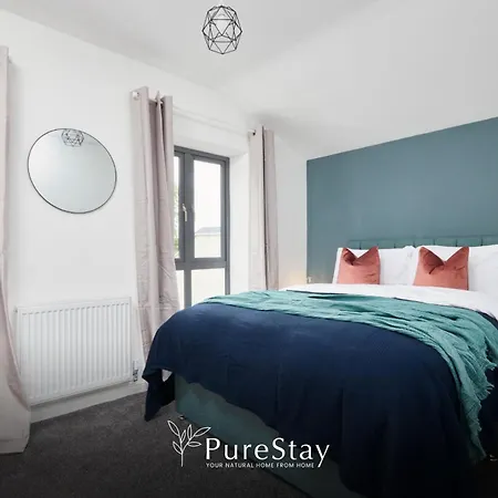 Stunning 5 Bed House By Purestay Short Lets & Serviced With Parking * Manchester