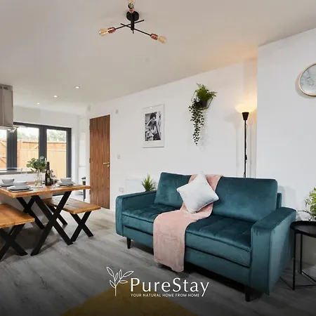 Stunning 5 Bed House By Purestay Short Lets & Serviced With Parking *