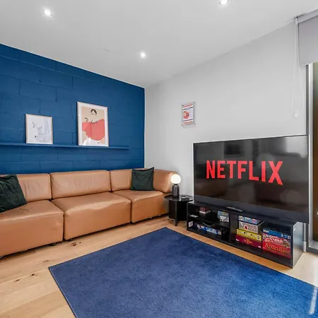 4 Bed Canal St Townhouse Free Parking