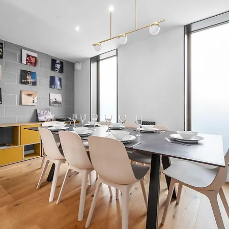 Dom wakacyjny 4 Bed Canal St Townhouse Free Parking *