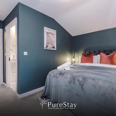 別荘 Spacious 5-bedroom Contractor House Sleeps 7 With Parking By Purestay