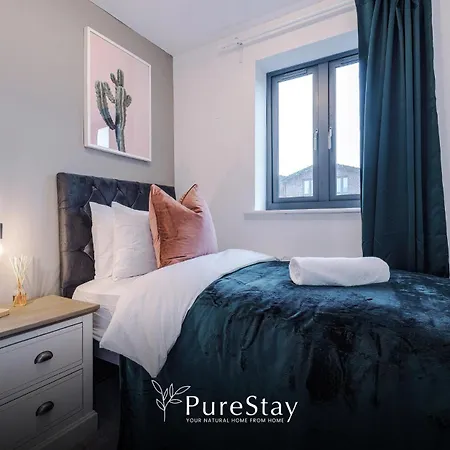 Spacious 5-bedroom Contractor House Sleeps 7 With Parking By Purestay
