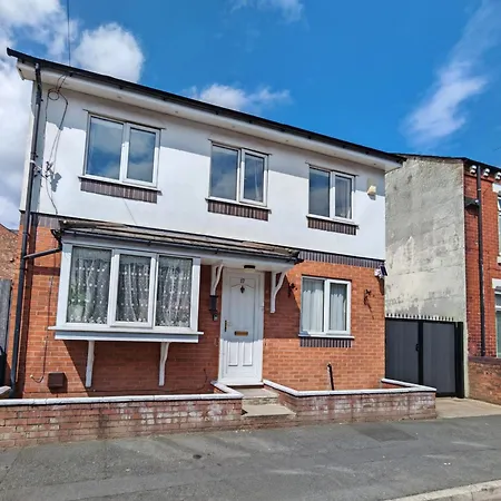Regent House - With Free Parking 10 Minutes To Centre & Coop Live Arena Holiday home