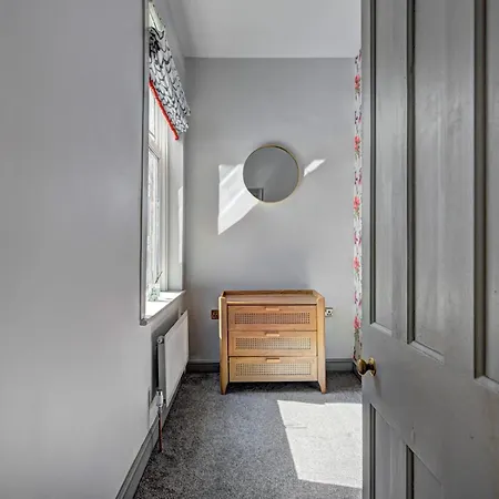Pass The Keys Stunning Sleeps 6 Holiday home Manchester