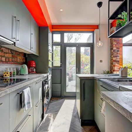 Holiday home Stunning Garden Home By Levenshulme Station - Pass The Keys Manchester