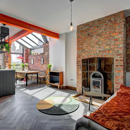 Stunning Garden Home By Levenshulme Station - Pass The Keys * Manchester