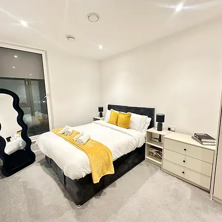 Apartment Spacious By Avalora Short Lets & Serviced Old Trafford With Free Wi-fi, Mcr Stadium, Sleeps 6 Manchester