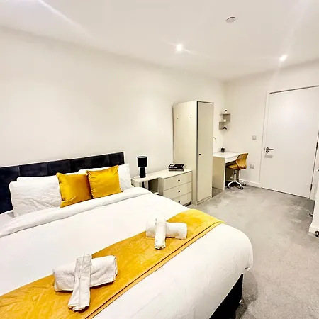 Apartment Spacious By Avalora Short Lets & Serviced Old Trafford With Free Wi-fi, Mcr Stadium, Sleeps 6 Manchester