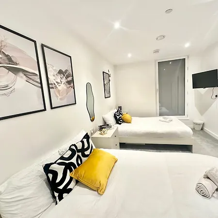 Spacious By Avalora Short Lets & Serviced Old Trafford With Free Wi-fi, Mcr Stadium, Sleeps 6