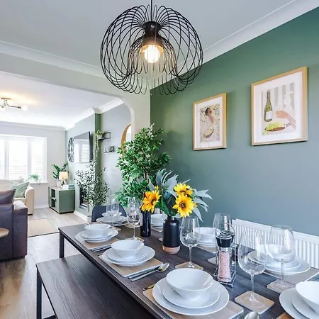 New! Spacious 3-bed By 53 Degrees Property, Ideal For Weekend Guests & Business! Manchester