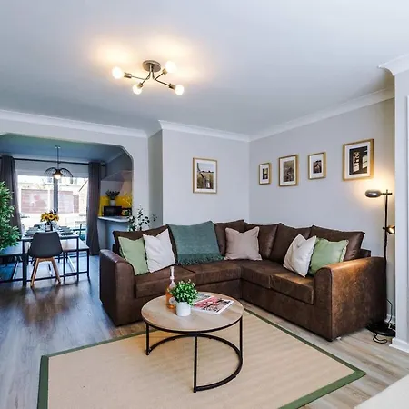 New! Spacious 3-bed By 53 Degrees Property, Ideal For Weekend Guests & Business!